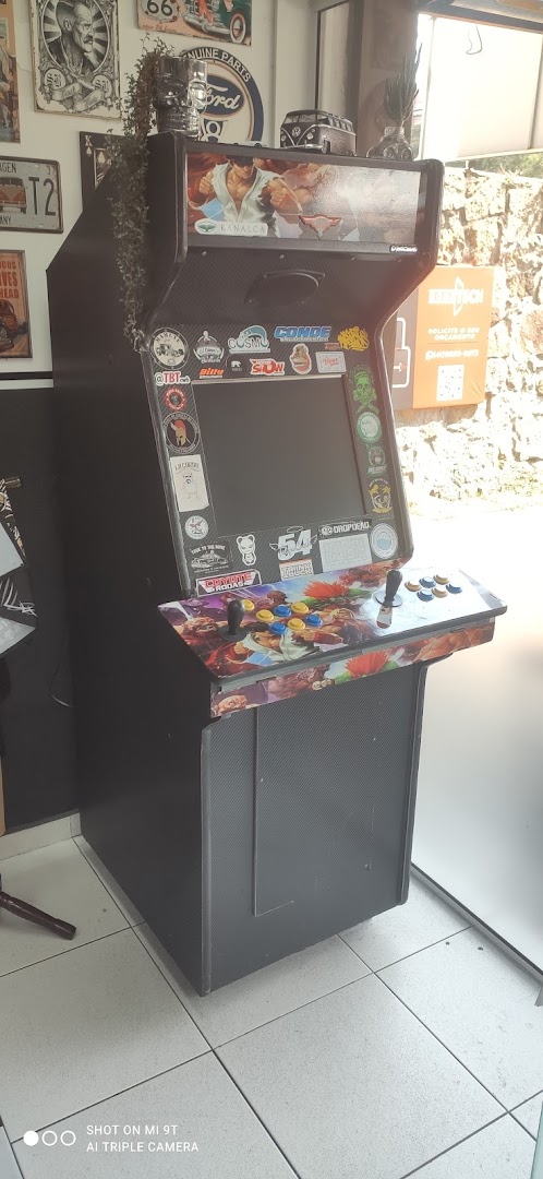 Fliperama de decoração dentro da Barbearia El Cabron's